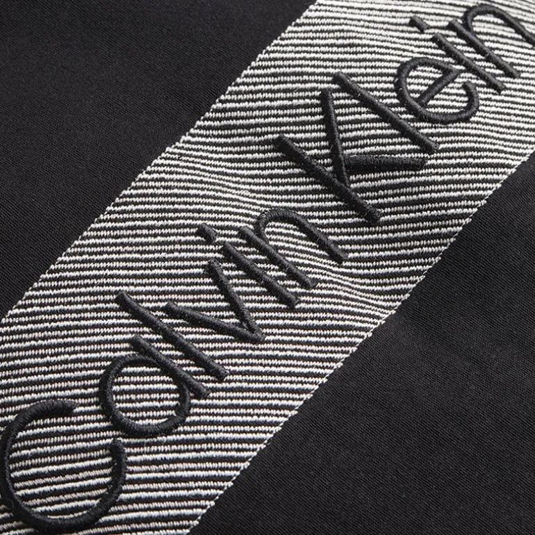 Herre T-shirt med tekstur broderi CK Sort