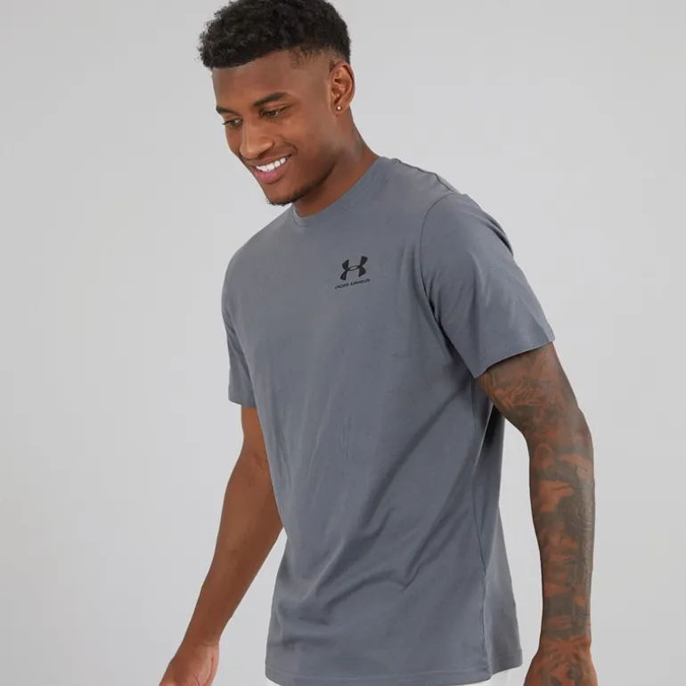 Herre UA Sportstyle T-shirt med kort ærme og venstre brystlomme Castlerock/Sort