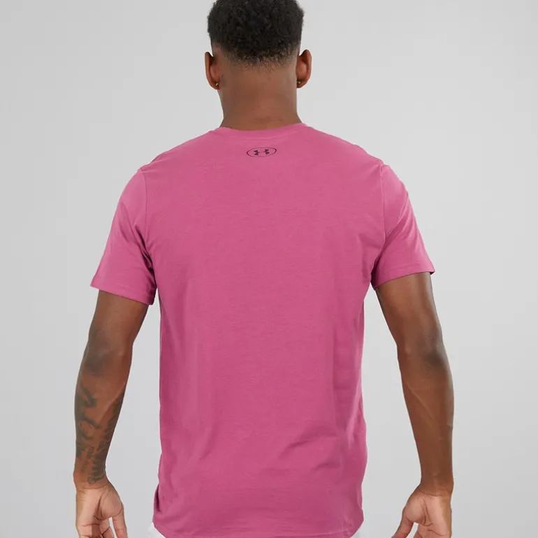 Herre UA Sportstyle Venstre Bryst Kortærmet T-shirt Fuchsia Dusk / Mørk Maroon